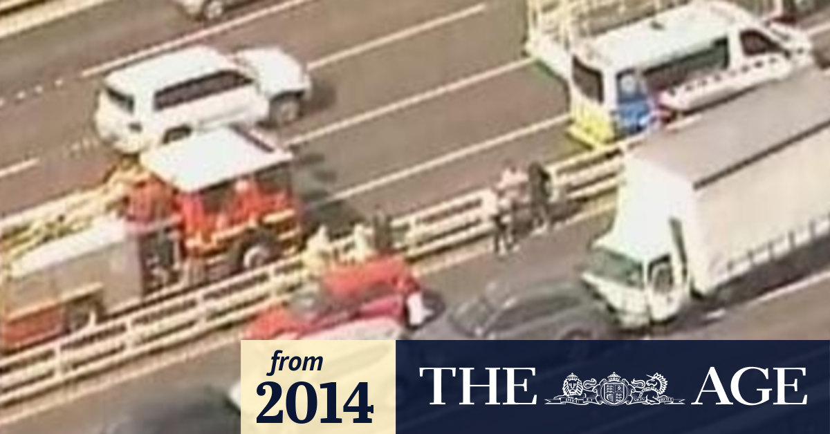 Crash closes West Gate Bridge lanes